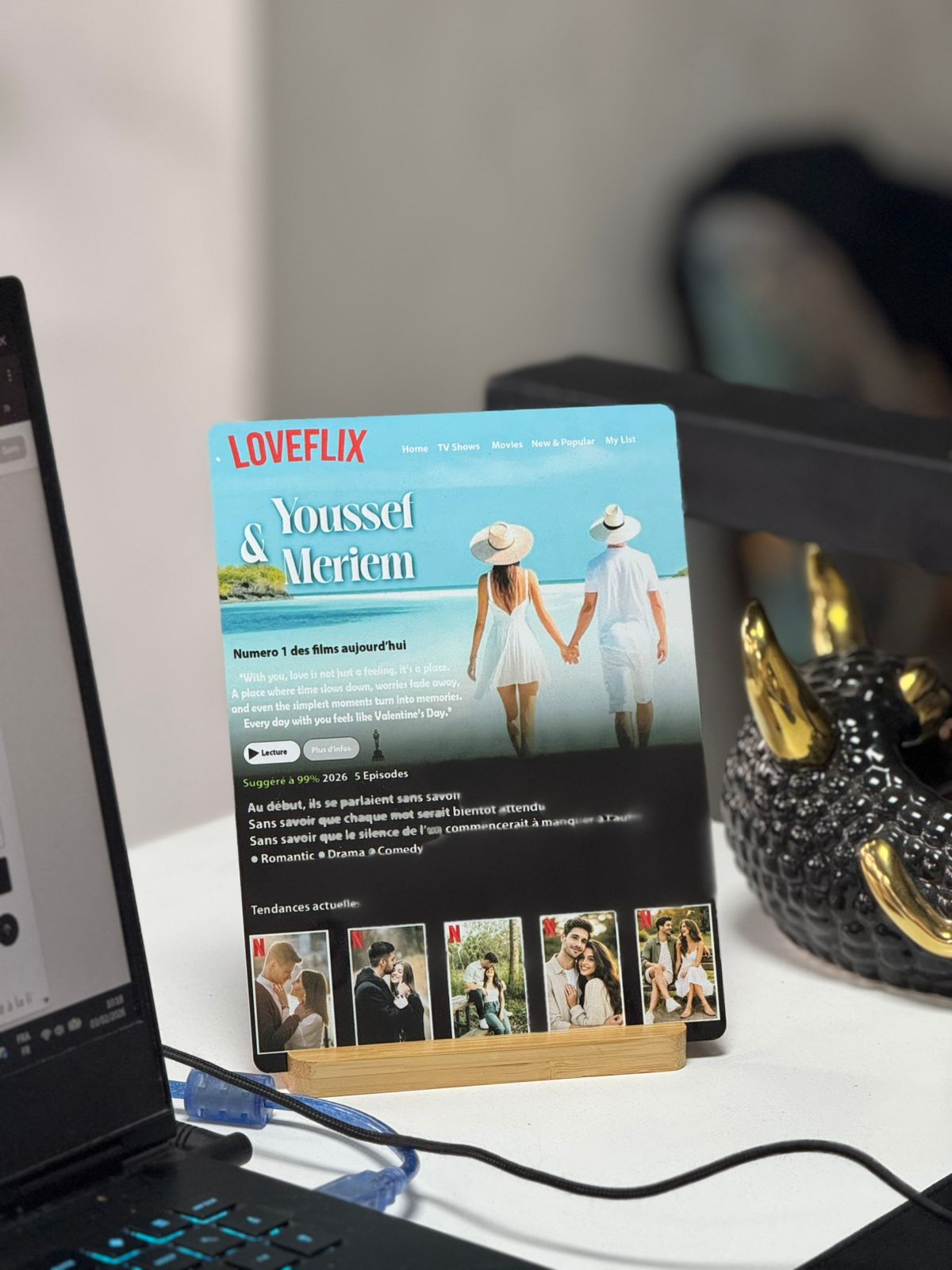 Décoration "LOVEFLIX" Personnalisable - Plaque Aluminium & Support en bois